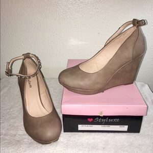 Styluxe Taupe Wedges Sz 10
